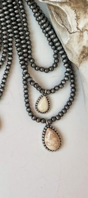 Collar de varias capas con cuentas navajo y piedras semipreciosas de My Store (blanco)
