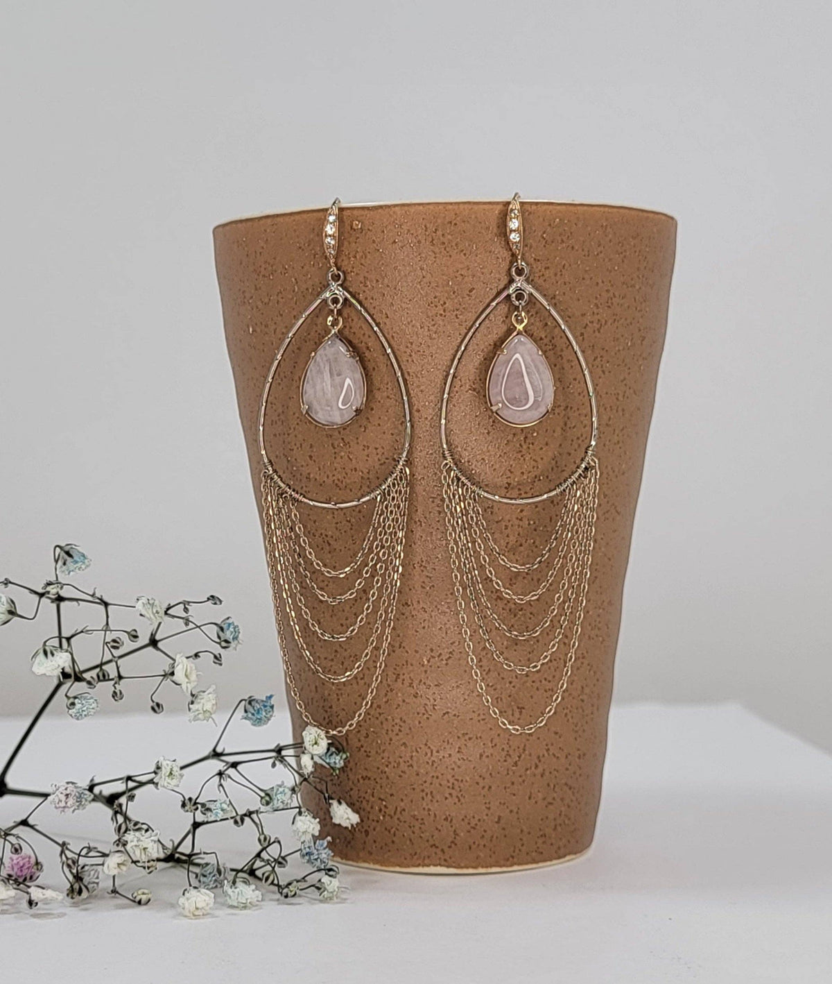 Pendientes colgantes hechos a mano con piedras preciosas de colores Crystal Works de Betty Oh
