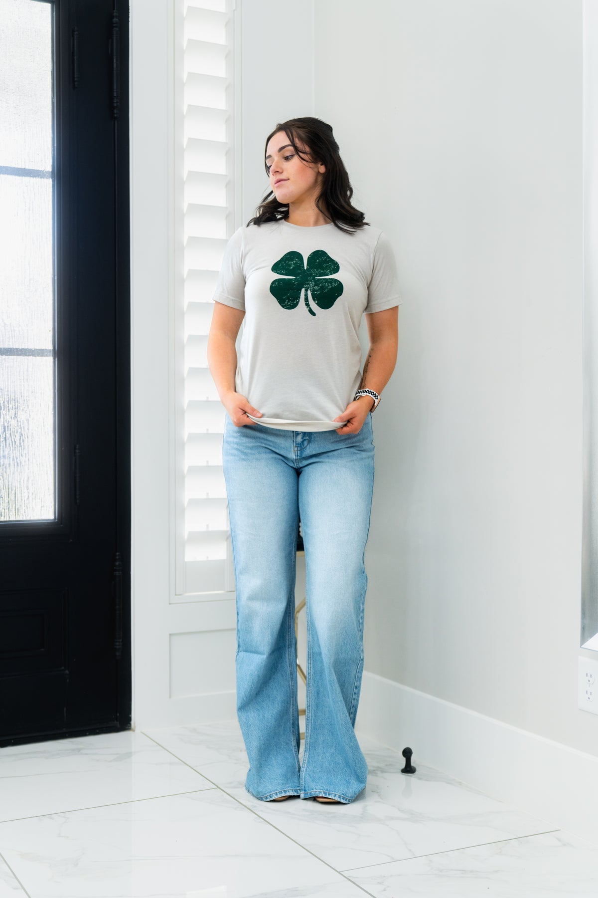 Camiseta del día de San Patricio con trébol de Humm &amp; Willow