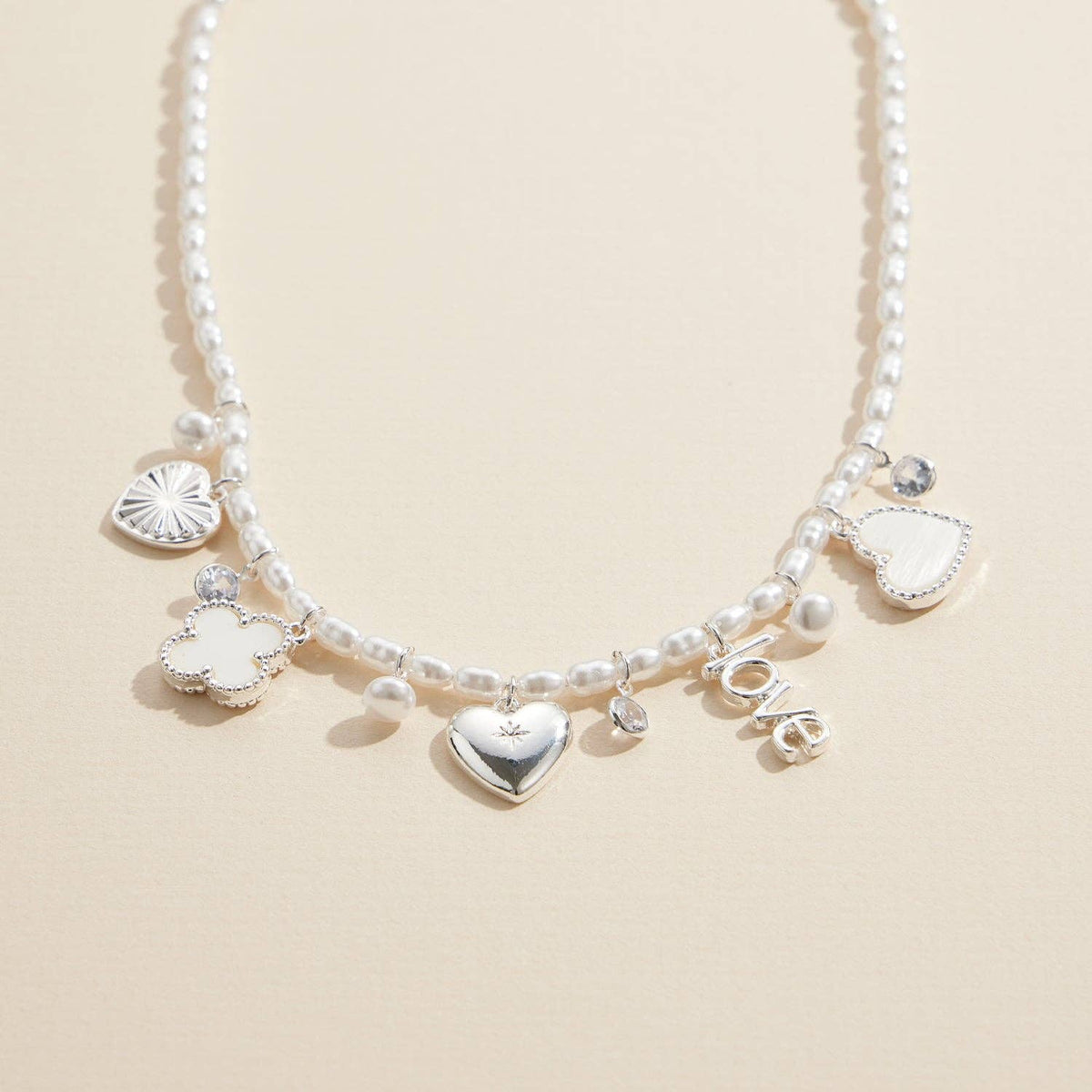 Collar con dije de perla y detalles en oro y plata: joyería con colgante de amor y corazón