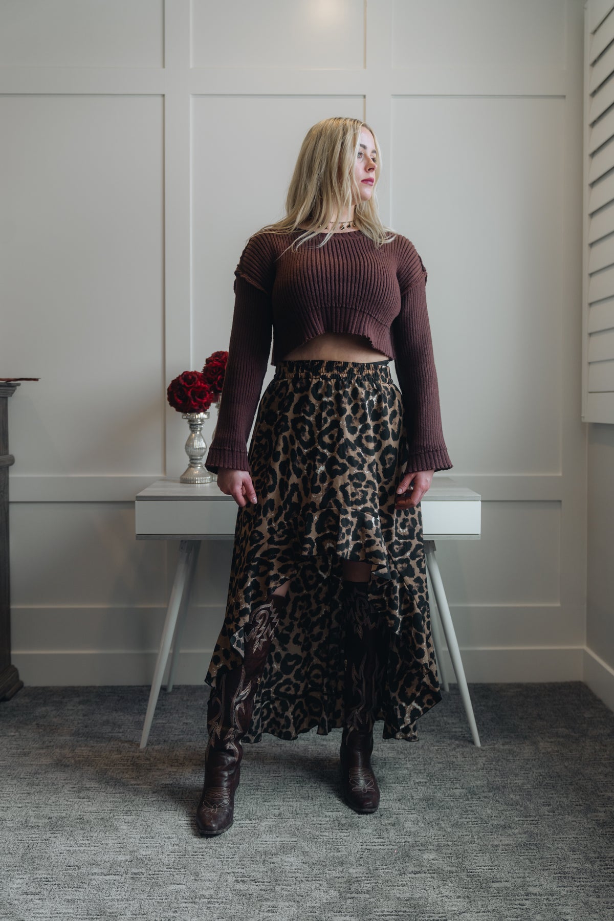 Falda de talle alto con estampado floral y corte alto (marrón)